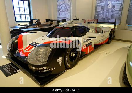 PORSCHE 919 HYBRID LMP1 MODELL, Seitenansicht eines Porsche Hybrid-Rennwagens im Showroom, AUTOMUSEUM PROTOTYP, Hamburg, Hansestadt Hamburg Stockfoto