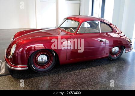 Seitenansicht eines roten Porsche 356 Coupés in einer Ausstellungshalle, AUTOMUSEUM PROTOTYP, Hamburg, Hansestadt Hamburg, Deutschland Europa Stockfoto