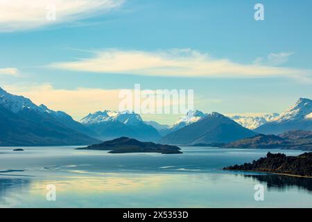 Lake Wakatipu mit schneebedeckten Bergketten mit Blick auf Glenorchy Stockfoto