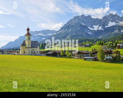 Pfarrkirche Heilig Kreuz in Going am Wilden Kaiser, Kaisergebirge, blauer Himmel und Blumenwiese, Going am Wilden Kaiser, Tirol, Österreich Stockfoto