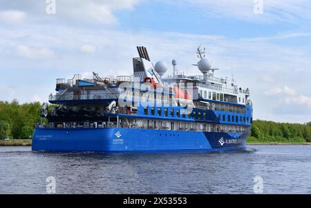 Expeditionsfahrt mit dem Schiff Ocean Albatross im Kieler Kanal, Kieler Kanal, Schleswig-Holstein, Deutschland Stockfoto