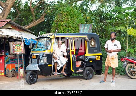 Tuk Tuk-Fahrer in Kavanattinkara, Backwaters, Kerala, Indien Stockfoto