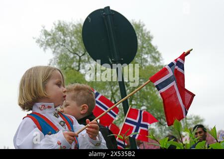 Kleines Mädchen in traditioneller Tracht mit einer Flagge, Folklore, Feiertage 17. Mai, Oslo, Norwegen Stockfoto