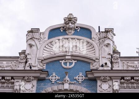 Jugendstilgebäude, entworfen von Michail Eisenstein, blaue Fassade mit Skulpturen, Riga, Lettland Stockfoto