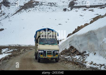 LKW auf dem Khardong Pass, zweithöchster motorisierter Pass der Welt, Ladakh, Indischer Himalaya, Jammu und Kaschmir, Nordindien, Indien Stockfoto