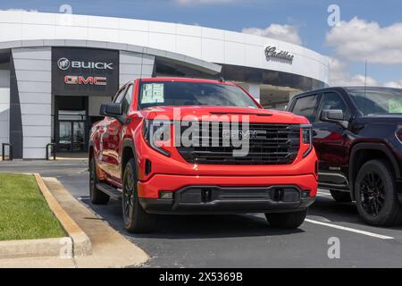 Kokomo - 5. Mai 2024: GMC Sierra 1500 Höhenanzeige in einem Händlerbetrieb. GMC bietet den Sierra in HD-, HD Pro-, AT4- und Denali-Modellen an. MEIN:2024 Stockfoto