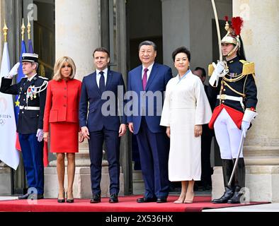Paris, Frankreich. Mai 2024. Der chinesische Präsident Xi Jinping und seine Frau Peng Liyuan posieren für ein Gruppenfoto mit dem französischen Präsidenten Emmanuel Macron und seiner Frau Brigitte Macron am 6. Mai 2024 in Paris. Der chinesische Präsident Xi Jinping und sein französischer Amtskollege Emmanuel Macron hielten am Montag Gespräche im Elysee-Palast. Quelle: Yin Bogu/Xinhua/Alamy Live News Stockfoto