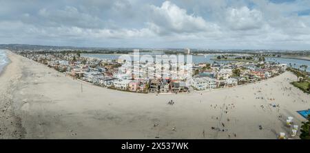 Luftaufnahme von Mission Beach in San Diego Kalifornien mit Sandstrand und Ferienwohnungen Häuser Stockfoto