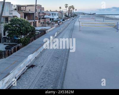 Blick am frühen Morgen auf die Fußgängerzone Mission Beach entlang des leeren Strandes in San Diego mit Volleyballnetz Stockfoto