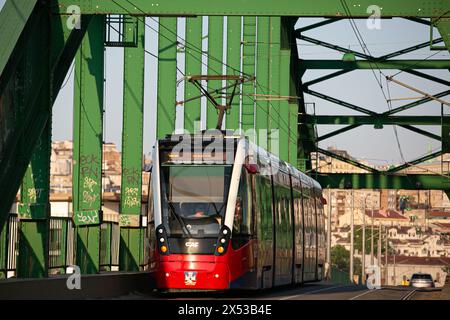 Belgrad, Serbien. Mai 2024. Eine Straßenbahn fährt am 5. Mai 2024 auf der Alten Save-Brücke in Belgrad, Serbien. Quelle: Li Jing/Xinhua/Alamy Live News Stockfoto