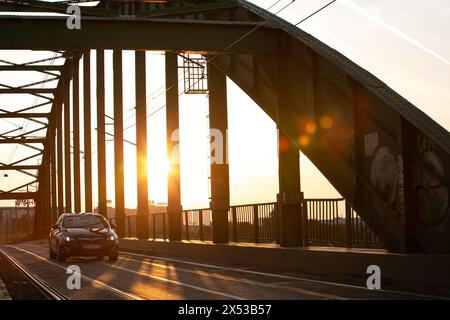 Belgrad, Serbien. Mai 2024. Ein Auto fährt am 4. Mai 2024 auf der Alten Save-Brücke in Belgrad, Serbien. Quelle: Li Jing/Xinhua/Alamy Live News Stockfoto