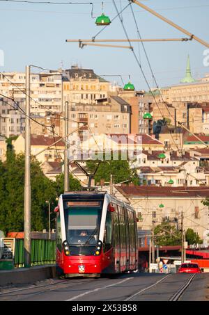 Belgrad, Serbien. Mai 2024. Eine Straßenbahn fährt am 5. Mai 2024 auf der Alten Save-Brücke in Belgrad, Serbien. Quelle: Li Jing/Xinhua/Alamy Live News Stockfoto