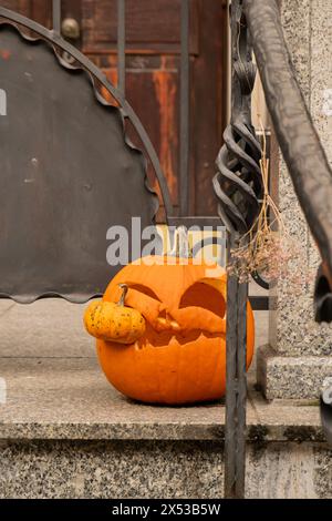 Halloween dekoriertes Café oder Restaurantterrasse im Freien in Amerika oder Europa mit geschnitzten Kürbissen, traditionellen Attributen von Halloween. Innenhofdekoration für Partys. Stockfoto