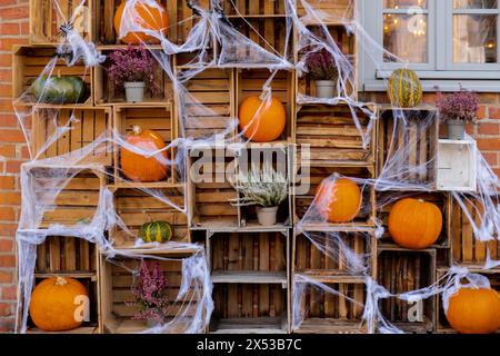 Halloween Herbst dekorierte Outdoor Café oder Restaurant Terrasse in Amerika oder Europa mit Kürbissen Herbst Blumen traditionelle Attribute von Halloween. Innenhofdekoration für Partys. Stockfoto