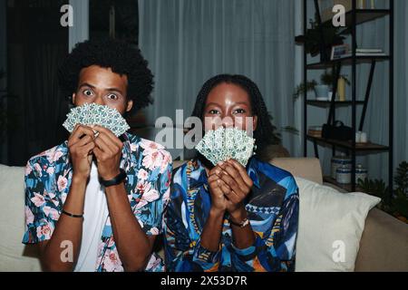 Lustiges junges schwarzes Paar posiert mit Spielkarten Stockfoto