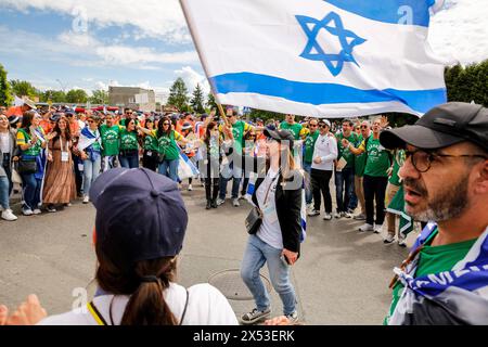 Israelische Frau sah, wie sie eine israelische Flagge in der Nähe der israelischen jungen Erwachsenen während des Marsches der lebenden 2024 zwischen Auschwitz und Birkenau sang und tanzte. Holocaust-Überlebende und Überlebende des 7. Oktober nehmen zusammen mit einer Delegation unter anderem aus den Vereinigten Staaten, Kanada, Italien, Vereinigtes Königreich. Am Holocaust-Gedenktag im jüdischen Kalender (Yom HaShoah) marschieren Tausende von Teilnehmern schweigend von Auschwitz nach Birkenau. Der marsch hat einen Aufklärungs- und Erinnerungszweck. Der diesjährige Marsch wurde aufgrund des israelischen Krieges stark politisiert Stockfoto