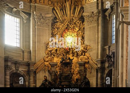 Detail des Altars des Stuhls St. Peter im Petersdom in Vatikanstadt, der päpstlichen Enklave in Rom. Stockfoto