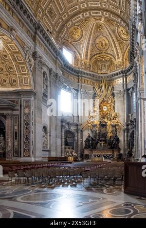 Detail des Altars des Stuhls St. Peter im Petersdom in Vatikanstadt, der päpstlichen Enklave in Rom. Stockfoto