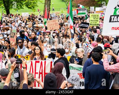 6. Mai 2024, New York, New York, USA: Nach dem Eintritt in den Central Park geht es in Richtung 5th Avenue, wo Barrikaden gefunden wurden, die sie einige Minuten lang hielten. Ein Tag der Wut für Gaza wurde in NYC von Studentengruppen einberufen, nachdem pro-palästinensische Lager in verschiedenen Bildungseinrichtungen wie der Columbia University, der New York University und der New School durchgelaufen waren. Märsche und Kundgebungen fanden am Hunter College statt und versuchten, der MET Gala nahe zu kommen. Irgendwann wurde das NYPD gewalttätig gegen einige Demonstranten und mehrere Verhaftungen wurden durchgeführt. (Kreditbild: © Carlos Chiosso Stockfoto