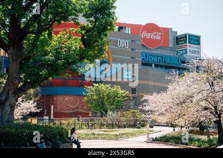 Fukuoka, Japan - 10. April 2024: Canal City Hakata Shopping Mall im Frühjahr Stockfoto