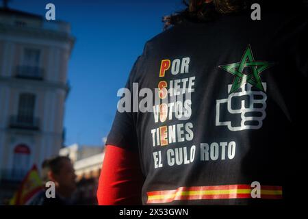 Madrid, Spanien. Mai 2024. Ein T-Shirt mit einem Slogan gegen die spanische sozialistische Arbeiterpartei wird während einer Kundgebung gesehen. Eine Demonstration, die von der Organisation Desokupa in der Puerta del Sol in Madrid organisiert wurde, um Pepe Lomas zu unterstützen, einen achtjährigen Buchhändler aus Ciudad Real, Spanien, der des Mordes beschuldigt wurde, weil er einen Mann getötet hatte, der sein Landhaus mit zwei Schüssen betreten hatte. Zu stehlen. Das Ereignis ereignete sich am frühen Morgen des 1. August 2021. Quelle: SOPA Images Limited/Alamy Live News Stockfoto