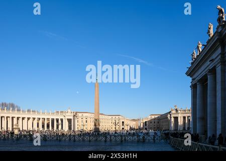 Blick auf den Petersplatz in Vatikanstadt, die päpstliche Enklave in Rom, von St.. Petersdom. Stockfoto