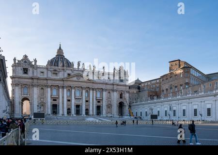 Detail des Petersdoms im Vatikan, der päpstlichen Enklave in Rom, mit komplexen Designelementen und strukturellen Merkmalen. Stockfoto