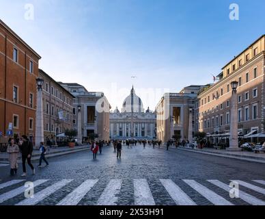 Blick auf den Petersplatz im Vatikan, die päpstliche Enklave in Rom, Italien, von der Via della Conciliazione (Straße der Versöhnung) Stockfoto