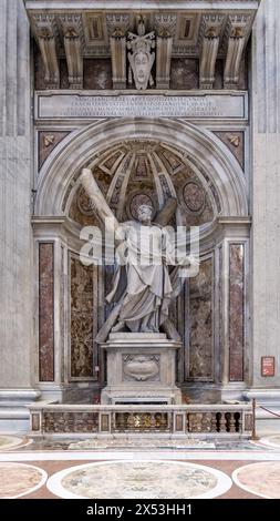 Detail der St. Andreas-Statue mit dem St. Andreas-Kreuz im zentralen Kirchenschiff des Petersdoms im Vatikan, der päpstlichen Enklave Stockfoto