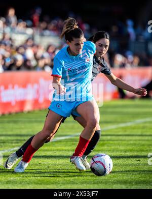 5. Mai 2024 San Jose, CA USA Chicago Red Stars Mittelfeldspieler Cari Roccaro (4) versucht, den Ball vor Scarlett Camberos (11) während des NWSL-Spiels zwischen den Chicago Red Star und dem Bay FC zu schützen. Chicago Beat Bay FC 2-1 im Pay PAL Park San Jose Kalifornien Thurman James/CSM (Bild: © Thurman James/Cal Sport Media) Stockfoto