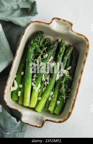 Frisch gekochte Spargel-Vorspeise in Keramik-Auflaufform Stockfoto