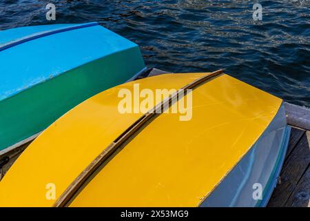 Kleine Segelboote, die für den Unterricht von Segeltörn verwendet wurden, Zentrum für Holzboote am Lake Union, Seattle, Washington State, USA Stockfoto