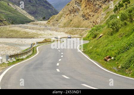 Manali Leh Highway entlang des Flusses Chandra in der Nähe von Sissu im Pattantal von Lahaul Spiti Himachal Pradesh Indien Stockfoto