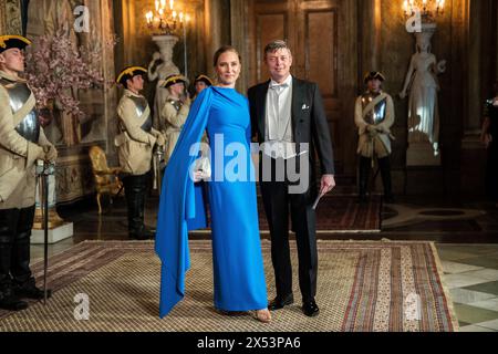 Cheftrainer der schwedischen Fußballnationalmannschaft Jon Dahl Tomasson und Line Kongeskov Tomasson kommen am Montag, den 6. Mai 2024, zum Galadinner im Königlichen Palast in Stockholm an. Das schwedische Königspaar ist Gastgeber für das Gala-Dinner. Montags und dienstags besucht das dänische Königspaar Schweden zum ersten Mal. Während des Staatsbesuchs trifft das Königspaar unter anderem dänische und schwedische Astronauten, besucht die Marinestation Berga und nimmt an einem Galadinner im Königlichen Palast Teil. (Foto: Ida Marie Odgaard/Ritzau Scanpix) Stockfoto