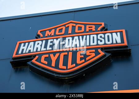 Bordeaux , Frankreich - 04 29 2024 : Marke Harley-Davidson Motorräder Schilderladen und Textlogo des Händlerbetriebs Garageneingang Stockfoto