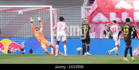 Leipzig, Deutschland. April 2024. firo: 27.04.2024, Fußball, 1.Liga, 1.Bundesliga, Saison 2023/2024, RB, Red Bull Leipzig - BVB, Borussia Dortmund erzielt 2-1 durch Benjamin Sesko, Leipzig gegen Torhüter Gregor KOBEL, BVB/dpa/Alamy Live News Stockfoto