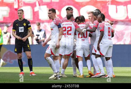 Leipzig, Deutschland. April 2024. firo: 27.04.2024, Fußball, 1.Liga, 1.Bundesliga, Saison 2023/2024, RB, Red Bull Leipzig - BVB, Borussia Dortmund 4:1 Jubilation Leipzig für Openda, Enttäuschung Nico Schlotterbeck Credit: dpa/Alamy Live News Stockfoto