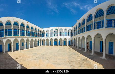 Erriadh, Tunesien - 3. Mai 2024: Blick auf die historische Synagoge El Ghriba in Erriadh auf der Insel Djerba. Sie ist die älteste Synagoge in Tunesien, Djerba. Stockfoto