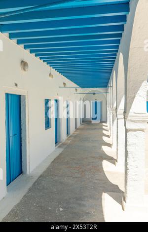 Erriadh, Tunesien - 3. Mai 2024: Blick auf die historische Synagoge El Ghriba in Erriadh auf der Insel Djerba. Sie ist die älteste Synagoge in Tunesien, Djerba. Stockfoto