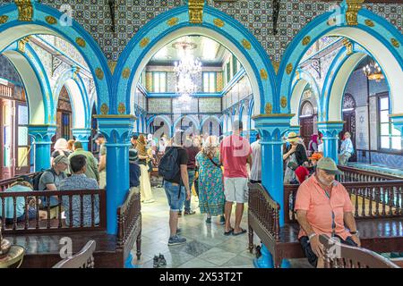 Erriadh, Tunesien - 2. Mai 2024: , Innenansicht der historischen El Ghriba Synagoge in Erriadh auf der Insel Djerba. Es ist die älteste Synagoge in Tunesoa, DJ Stockfoto