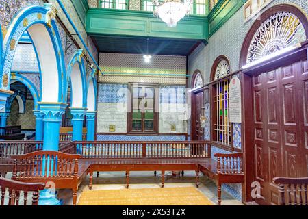 Erriadh, Tunesien - 2. Mai 2024: , Innenansicht der historischen El Ghriba Synagoge in Erriadh auf der Insel Djerba. Es ist die älteste Synagoge in Tunesoa, DJ Stockfoto