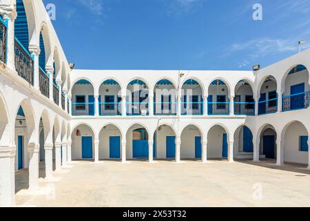 Erriadh, Tunesien - 3. Mai 2024: Blick auf die historische Synagoge El Ghriba in Erriadh auf der Insel Djerba. Sie ist die älteste Synagoge in Tunesien, Djerba. Stockfoto