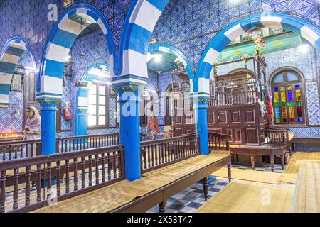 Erriadh, Tunesien - 2. Mai 2024: , Innenansicht der historischen El Ghriba Synagoge in Erriadh auf der Insel Djerba. Es ist die älteste Synagoge in Tunesoa, DJ Stockfoto