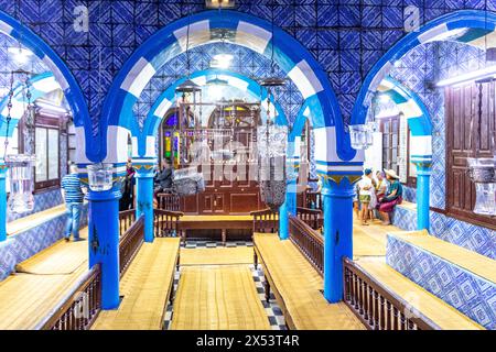 Erriadh, Tunesien - 2. Mai 2024: , Innenansicht der historischen El Ghriba Synagoge in Erriadh auf der Insel Djerba. Es ist die älteste Synagoge in Tunesoa, DJ Stockfoto