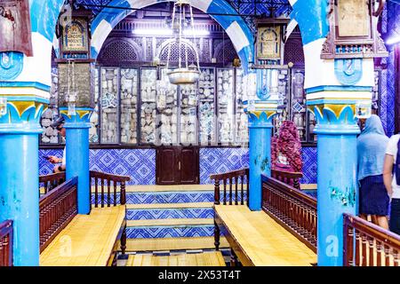 Erriadh, Tunesien - 2. Mai 2024: , Innenansicht der historischen El Ghriba Synagoge in Erriadh auf der Insel Djerba. Es ist die älteste Synagoge in Tunesoa, DJ Stockfoto