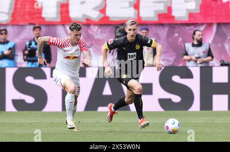 Leipzig, Deutschland. April 2024. firo: 27.04.2024, Fußball, 1.Liga, 1.Bundesliga, Saison 2023/2024, RB, Red Bull Leipzig - BVB, Borussia Dortmund 4:1 Benjamin Sesko, Leipzig links gegen Nico Schlotterbeck Credit: dpa/Alamy Live News Stockfoto