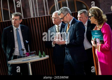 König Carl XVI. Gustaf, König Frederik X. und Königin Silvia bei einem Besuch in der Kungliga Tekniska Högskolan in Stockholm am Montag, 6. Mai 2024. Während des Besuchs trifft das königliche Paar dänische und schwedische Astronauten und sieht die Projekte der Studenten. Die Kungliga Tekniska Högskolan ist Schwedens größte technische Universität mit über 000 Studenten in Technik und Technik. Der Besuch der Kungliga Tekniska Högskolan konzentriert sich auf die Raumfahrtforschung und den grünen Übergang. Am Montag und Dienstag besucht das dänische Königspaar zum ersten Mal Schweden. Während des Staatsbesuchs wird das Königspaar unter anderem Th Stockfoto