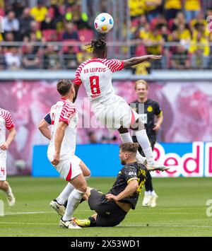 Leipzig, Deutschland. April 2024. firo: 27.04.2024, Fußball, 1.Liga, 1.Bundesliga, Saison 2023/2024, RB, Red Bull Leipzig - BVB, Borussia Dortmund 4:1 Amadou Haidara, Leipzig oben gegen Niclas Fullkrug Credit: dpa/Alamy Live News Stockfoto