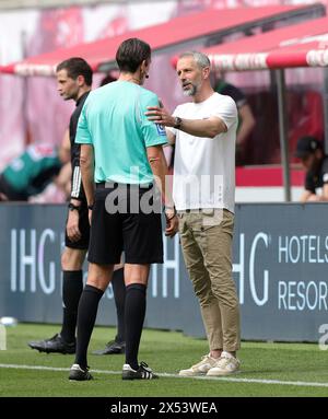 Leipzig, Deutschland. April 2024. firo: 27.04.2024, Fußball, 1.Liga, 1.Bundesliga, Saison 2023/2024, RB, Red Bull Leipzig - BVB, Borussia Dortmund 4:1 Trainer Marco Rose, Leipzig mit Schiedsrichter Deniz Aytekin Credit: dpa/Alamy Live News Stockfoto
