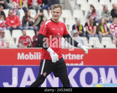 Essen, Deutschland. April 2024. firo: 28.04.2024 Fußball, 3. Dritte Bundesliga, Saison 2023/2024, 35. Spieltag, RWE RW Rot weiß Essen - FC Ingolstadt 04 Jakob Golz Halbfigur Geste Credit: dpa/Alamy Live News Stockfoto